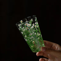 Clear glass tumbler with fresh daisies design from TRLab Shop, perfect for beverages and decorative use.