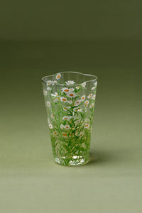 Clear glass tumbler featuring fresh daisies design, ideal for drinks, by TRLab Shop.