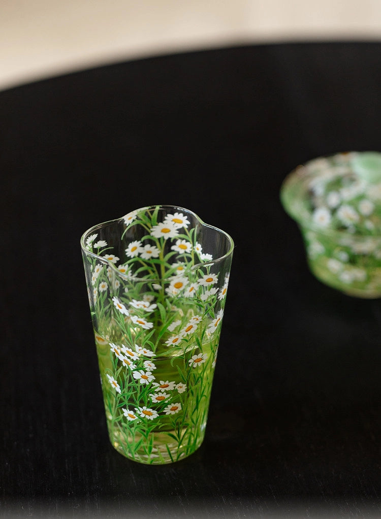 Clear glass tumbler with fresh daisy floral design, ideal for beverages, from TRLab Shop.