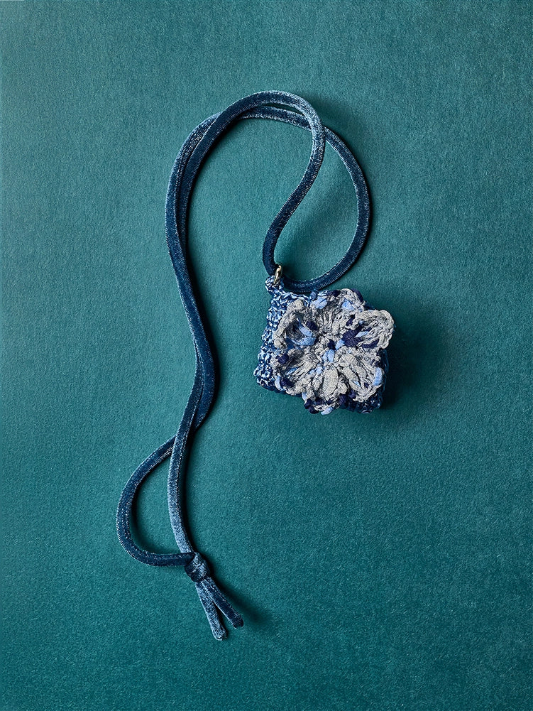 Cozy Sweater Floral AirPods Charm - TRLab Shop