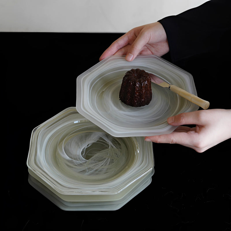 Green octagonal matte glass plate from TRLab Shop, showcasing a stylish geometric design with a smooth matte finish.