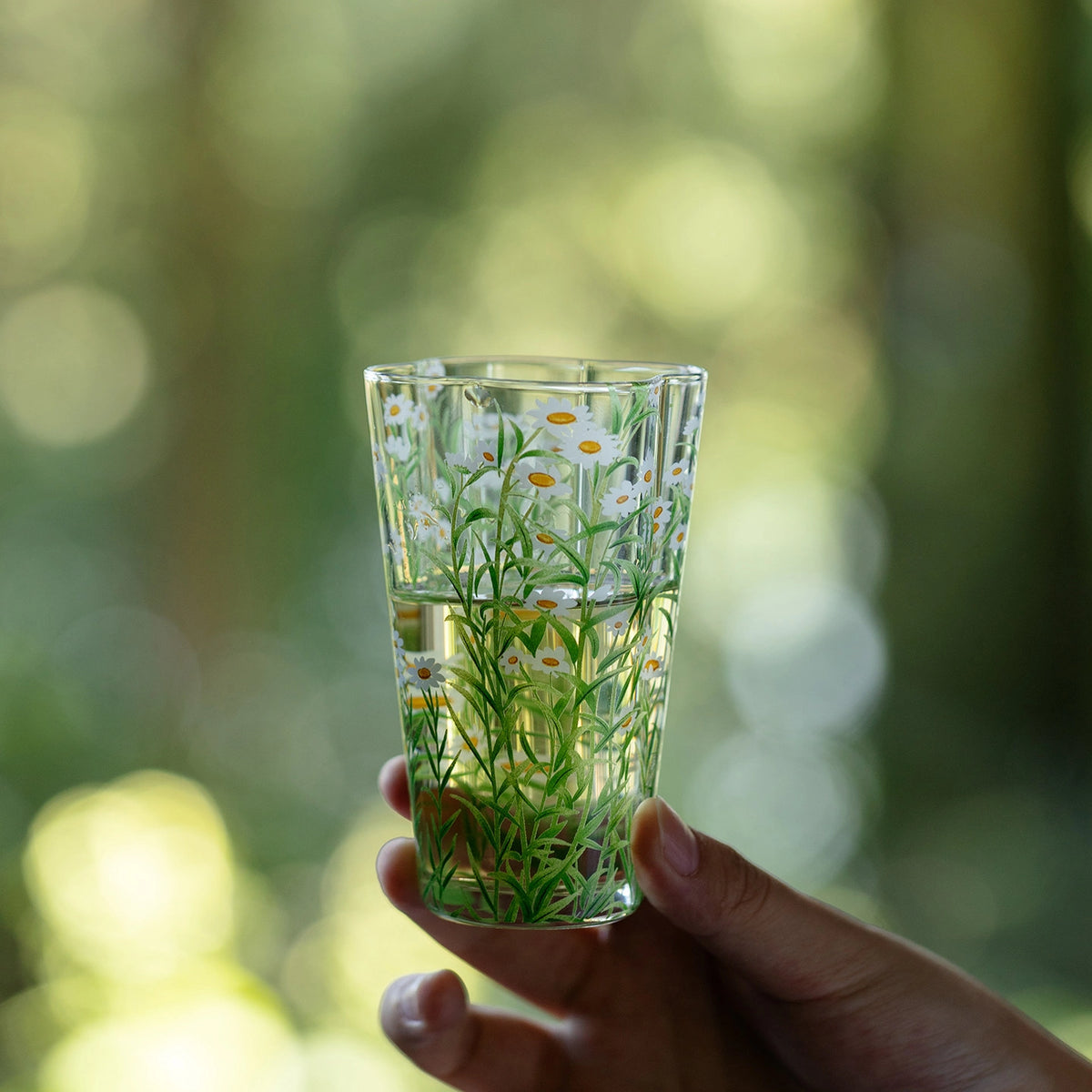 Fresh daisies floral design on clear glass tumbler by TRLab Shop, perfect for beverages, with a vibrant, botanical pattern.