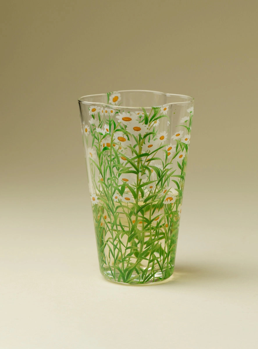 Clear glass tumbler with fresh daisies design, perfect for beverages, from TRLab Shop, featuring a vibrant floral pattern.