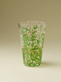 Clear glass tumbler with fresh daisies design, perfect for beverages, from TRLab Shop, featuring a vibrant floral pattern.