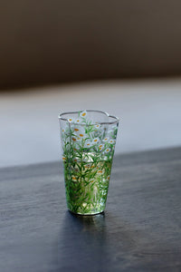Glass tumbler with fresh daisy floral design by TRLab Shop, showcasing a clear glass with colorful daisy patterns.