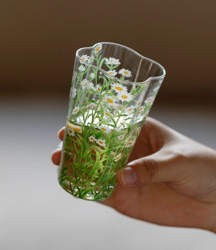 Clear glass tumbler with fresh daisy floral design, perfect for drinks, from TRLab Shop.