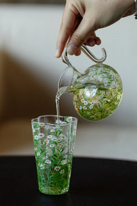 Clear glass tumbler with fresh daisy floral design from TRLab Shop, perfect for beverages and decorative use.