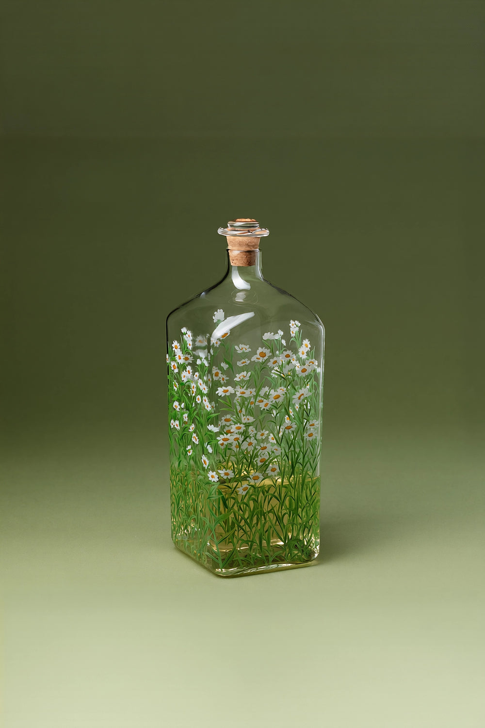 Fresh daisies design on TRLab Shop glass cold brew bottle with a sleek, transparent glass body and a secure lid.