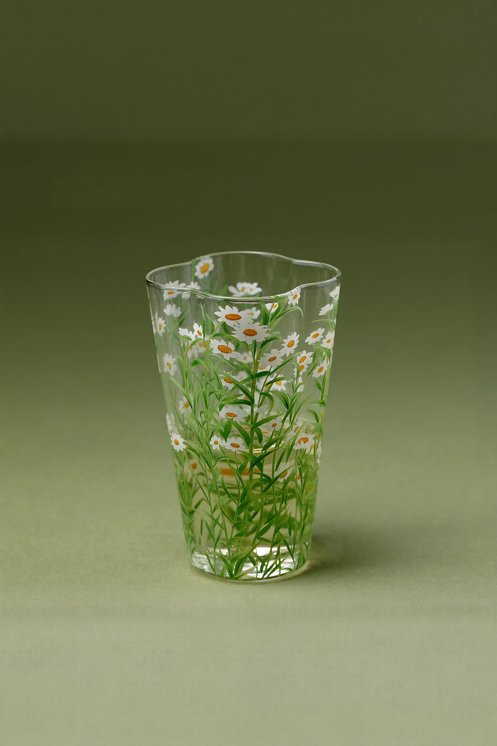 Clear glass tumbler featuring fresh daisies design, ideal for drinks, by TRLab Shop.