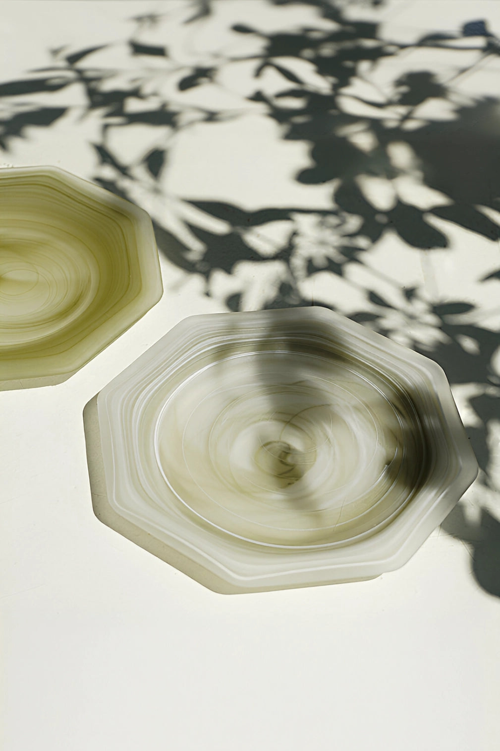 Green octagonal matte glass plate by TRLab Shop, showcasing its stylish design and smooth matte finish.