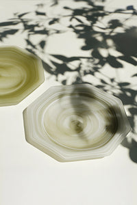 Green octagonal matte glass plate by TRLab Shop, showcasing its stylish design and smooth matte finish.
