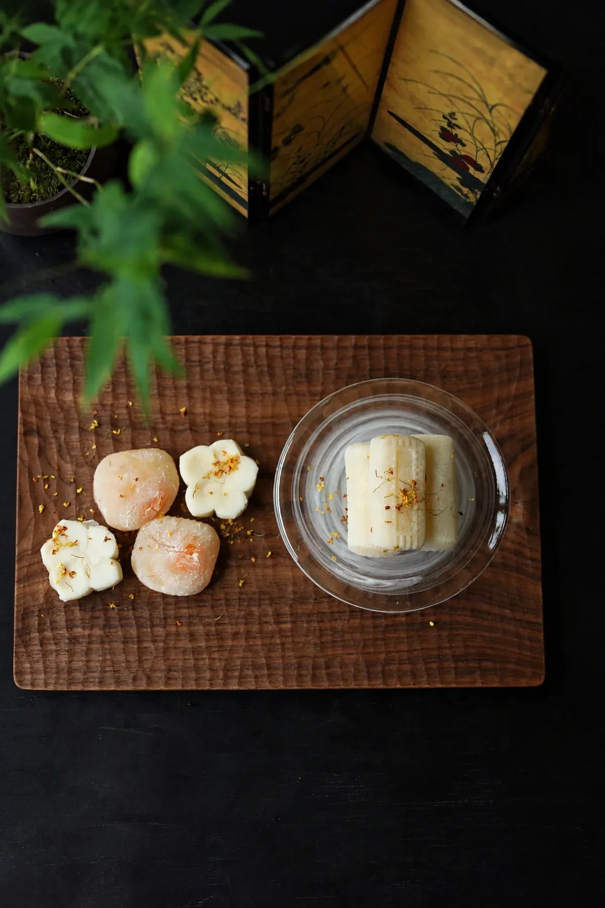 Cloud Current White-Swirl Glass Snack Plate